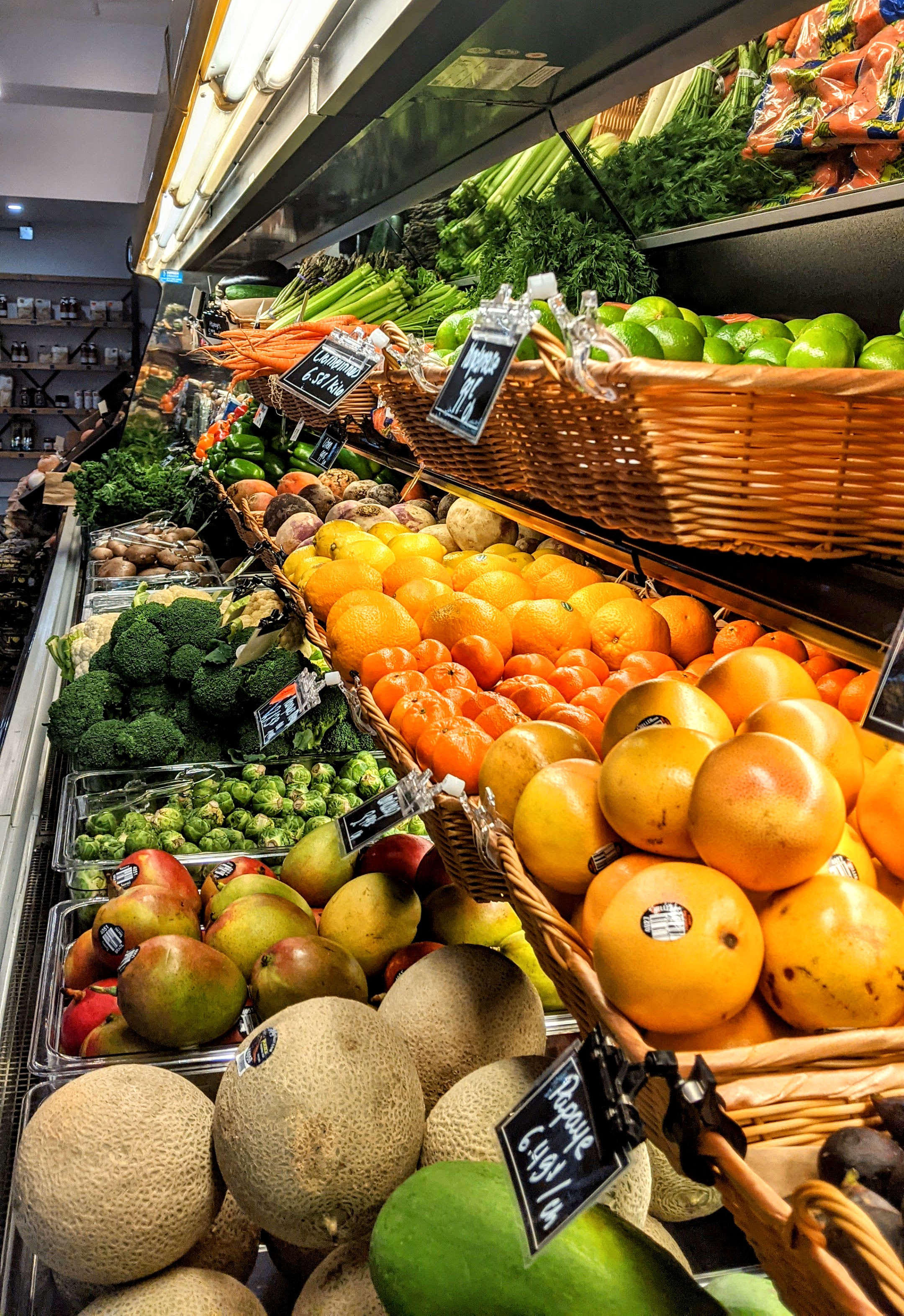 L’Avant Gout Épicerie Fresh Produce Aisle
