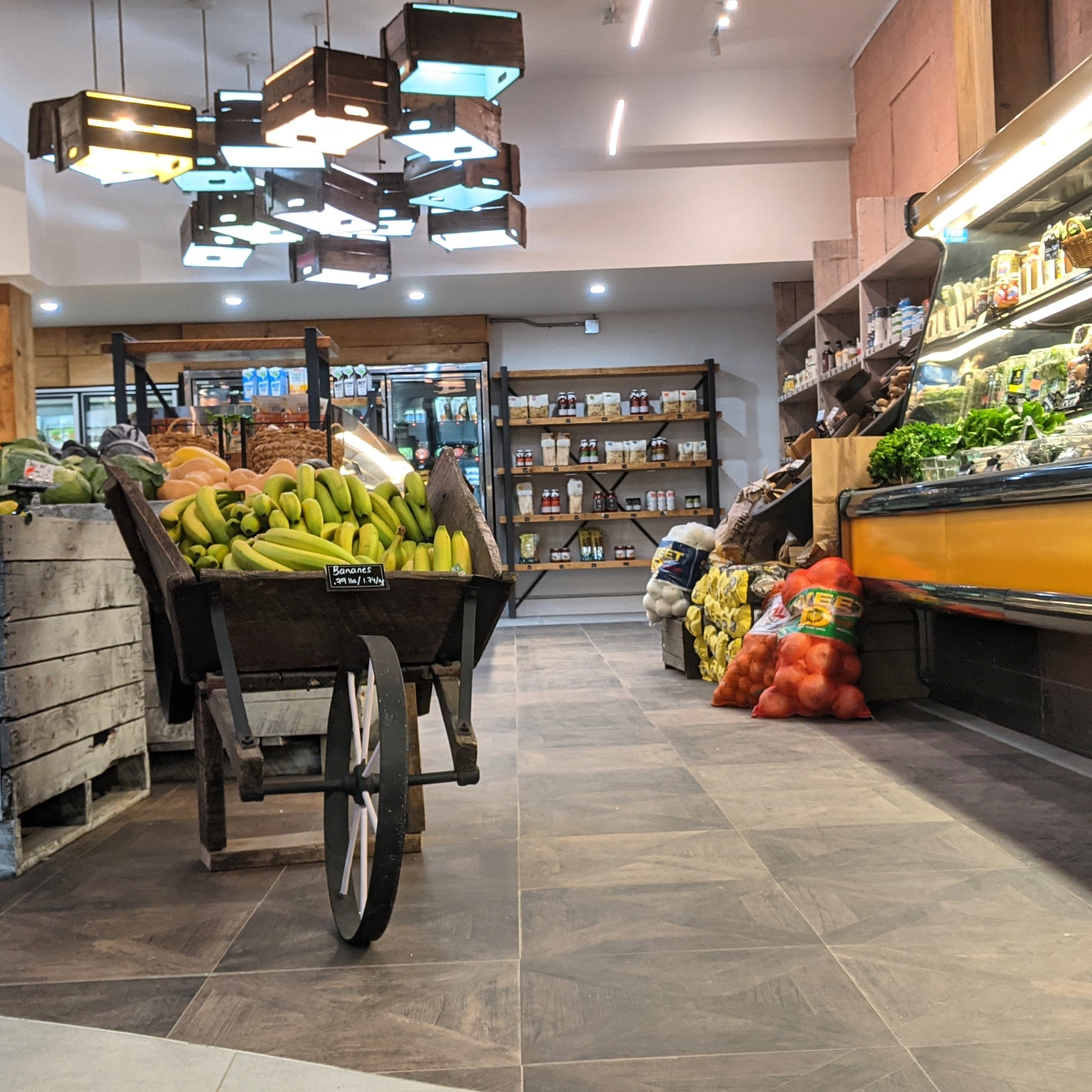 L’Avant Gout Épicerie Fresh Produce Aisle